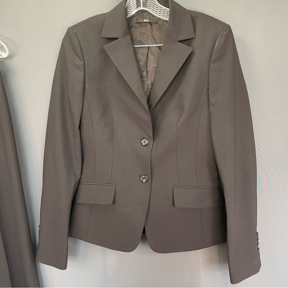 Hugo Boss women’s brown pantsuit. Blazer plus matching pants. Office buisness - Picture 2 of 12